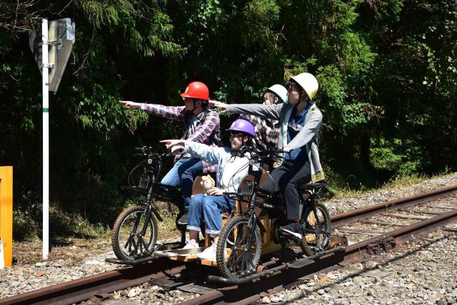 自転車型トロッコ アガッタン ｊｒ吾妻線廃線敷き 蘇るロストライン 新感覚のレールアトラクション あの樽沢トンネルを体験してみよう